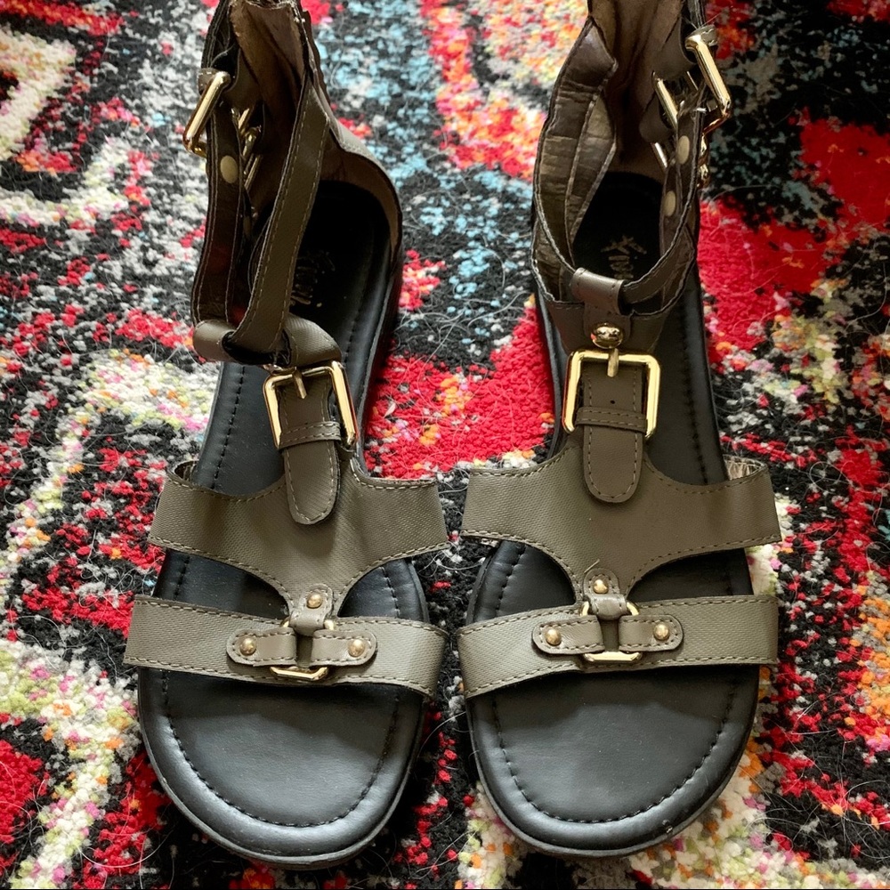 Super cute gray gladiator sandals w/ gold buckles